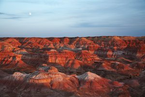 Bunte Felsen in der Nähe von Wu Cai Wan in der Gobi-Wüste, Xinjiang, Westchina