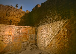Aufwendige Kunst an den Wänden von Huaca Cao Viejo in El Brujo, 2005 von Ira Block