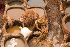 Häute werden in der Chouara-Gerberei in Fes, Marokko, 2014 (Foto) gefärbt