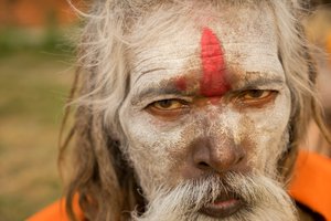 Heilige Männer am Pashupatinath-Tempel am Ufer des Bagmati-Flusses in Kathmandu, Nepal, 2014 von Ira Block