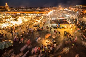 Blick auf Jemaa el-Fnaa, den Marktplatz in der Medina von Marrakesch, 2014 (Foto) von Ira Block