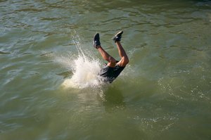 Mann taucht im Hafen von Essaouira, Marokko, 2022 (Foto) von Ira Block