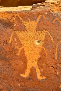 In der Nähe von Vernal, UT bei McKee Springs, Fremont-Petroglyphen, die Krieger mit Trophäenköpfen zeigen, 2005 (Foto)