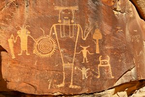Nahe Vernal, UT bei McKee Springs, Fremont-Petroglyphen, die Krieger zeigen, die Trophäenköpfe halten, 2005 (Foto)