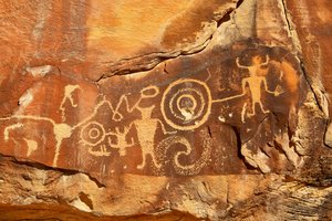 Nahe Vernal, UT bei McKee Springs, Fremont-Petroglyphen, die Krieger zeigen, die Trophäenköpfe halten, 2005 (Foto)