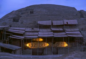 Nachtszene in El Brujo, einem abgelegenen Komplex von Pyramidenruinen der Moche-Kultur, 2005 von Ira Block