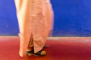 Vorbeigehen an einer blauen Wand im Majorelle-Garten in Marrakesch, Marokko, 2014 (Foto)