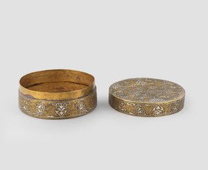 Zylindrische Schachtel mit Deckel, aus graviertem Messing mit Silber eingelegt, mit späterer Vergoldung und möglicher Hinzufügung eines inneren Bandes, 1400-ca. 1525 von Iranian School
