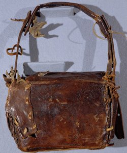MS CCC 282 Das Corpus Christi Buchsäckchen oder Budget, von hinten betrachtet, irisch, c.1120-30 (Leder)