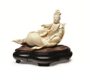 Elfenbeinschnitzerei von Kannon auf einem Lotusblatt, Meiji-Periode, späte 19. Jahrhundert