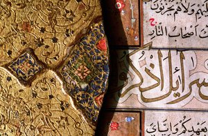 Detail der kunstvollen Gold- und Lapislazuli-Illuminationen und Arabesken-Designs mit Thuluth- und Naskh-Schriften auf einem Koran-Einband