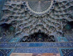 Detail des Gewölbes der Shah-Moschee (auch bekannt als Imam-Moschee) Isfahan von Islamic School