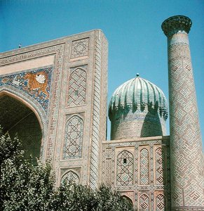 Fassade der Shirdar Madrasa, Timuridenzeit, Rigestan Platz, ca. 1619-35 von Islamic School