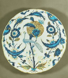 Iznik-Teller mit einem Pfau unter Blumen, Türkei, ca. 1550-55