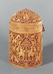 Pyxis mit einem Relief, das die Freuden des höfischen Lebens darstellt, mit dem Namen Al-Mughira, Sohn des Kalifen Abd-al-Rahman III, Umayyaden-Periode, aus Cordoba, ca. 968 n. Chr. von Islamic School