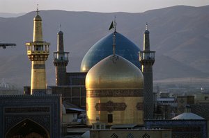 Die ganz vergoldete Kuppel und das Minarett des Schreins von Imam Reza, dem 8. schiitischen Imam, mit der Timuriden-Gowhar-Shad-Moschee dahinter von Islamic School