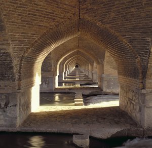 Ansicht entlang der Innenseite der Khaju-Brücke, Safawiden-Periode