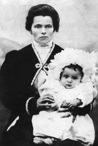 Benito Mussolini als Kind mit seiner Mutter Rosa Maltoni - 1884 - Benito MUSSOLINI (1883-1945) in den Armen seiner Mutter Rosa Maltoni