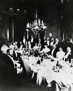 Mittagessen im Casa Sonzogno, unter den Gästen sind Francesco Cilea, Pietro Mascagni, Umberto Giordano, Carlo Romussi, Arturo Colautti, Amintore Galli und Edoardo Sonzogno zu erkennen, Mailand