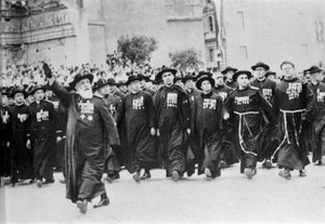Parade in Rom im Jahr 1931, angeführt vom kirchlichen Körper.