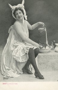 Frau mit Haube mit Eselsohren von Italian Photographer