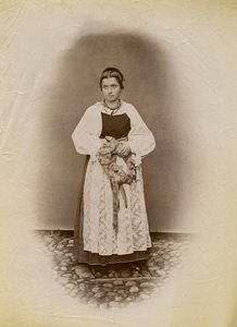 Junge Frau im Hochzeitskleid und mit einem mit Band umwickelten Brotkranz, Parre, Lombardei, Italien, Fotografie von Premiata Fotografia Taramelli, Bergamo