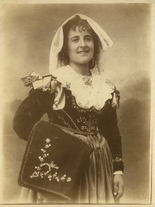 Junge Frau in traditioneller Kleidung und Kopfschmuck, Abruzzen, Italien von Italian Photographer