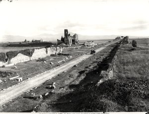 Blick auf die Via Appia mit dem zerstörten Tempel des Herkules und der Villa dei Quintilii von Italian Photographer Italian Photographer