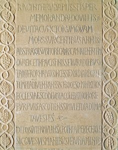Archäologie des Mittelalters. Barbarische Kunst der Lombardei: Grabstein der Königin Ragnetrude (Raginthruda) aus den Jahren 740-750. Lombardische Kunst. Pavia, Städtisches Museum, Archäologische Abteilung von Italian School