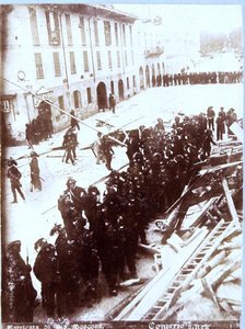 Barrikaden und das Gewehrregiment in der Via Moscova, während der Unruhen in Mailand, 6.-9. Mai 1898 von Italian School