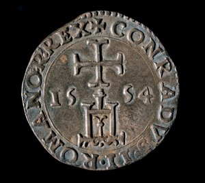 Währung der Republik Genua: silberner Teston (oder Testone) der Benediktion. Vorderseite mit Darstellung des Genua-Portals unter einem Kreuz. 1554 Genua, Musei di Strada Nuova