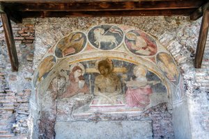 Kreuzabnahme Christi zwischen der Jungfrau Maria, St. Johannes, mit Evangelistensymbolen und Agnus Dei am Bogen von Italian School