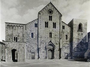 Fassade der Basilika, gegründet 1087 zur Aufnahme der Reliquien des Heiligen Nikolaus von Italian School