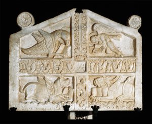 Marmorskulptur mit Symbolen der Evangelisten (Tetramorph)