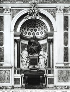 Monument für Papst Clemens XII. (1652-1740) mit Porphyrurne und Säulen aus dem Pantheon, zwischen Mäßigkeit (L.) und Klugheit (R.) in der Corsini-Kapelle von Italian School