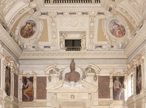 Musen, Jahreszeiten, Karyatiden und die Büste von Minerva oder Mars