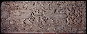 Steinbrüstung mit Reliefs von Pfauen von Italian School