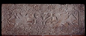 Steinbrüstung mit Reliefs des Lebensbaums und Drachenflügeln, vom Sarkophag von Teodote, 8. Jahrhundert von Italian School