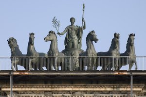 Sechsspänniger Wagen, Detail des Friedensbogens, Mailand, Italien von Italian School
