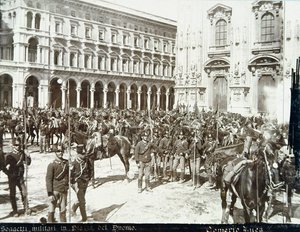 Soldaten unter dem Kommando von General Bava Beccaris vor der Kathedrale, während der Unruhen in Mailand, 6.-9. Mai 1898