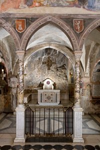 Ansicht des Presbyteriums der Oberkirche mit dem Hauptaltar im Cosmateskenstil. 13. Jahrhundert. Kloster von Saint Benedetto (Sacro Speco), Subiaco (Rom), Italien von Italian School