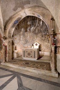 Ansicht des Presbyteriums der Oberkirche mit dem Hauptaltar im Cosmatesken Stil. 13. Jahrhundert. Kloster San Benedetto (Sacro Speco), Subiaco (Rom), Italien von Italian School