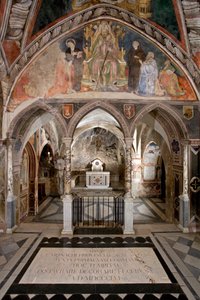Ansicht des Presbyteriums der Oberkirche mit dem Hauptaltar im kosmatischen Stil, darüber das Fresko, das den Heiligen Benedikt von Nursia in pontifikalen Gewändern auf der Kanzel umgeben von Heiligen und Mitgliedern der Familie Anicia, einer römischen Ade
