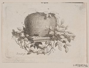 Eine Platte mit einem Bienenstock, umwunden mit Rosenlaub