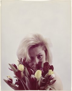 Porträt einer Frau mit einem Strauß Tulpen von J.F. van Hengel