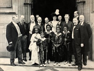 Afrikanische Pygmäen im House of Commons, London, 29. Juni 1905 von J. Benjamin Stone