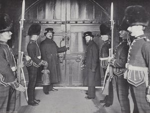 Verriegelung der Turmtore, Verschließen für die Nacht von J. Benjamin Stone