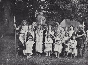 Das Sherborne-Festspiel, ein englischer Häuptling, Stammesangehörige und Familien von J. Benjamin Stone