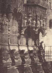 Chorstühle und Kanzel in der Kathedrale von Barcelona