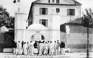Kasernen der Rekruten, Französische Fremdenlegion, Sidi Bel Abbes, Algerien, 14. Juli 1906 von J. Geiser